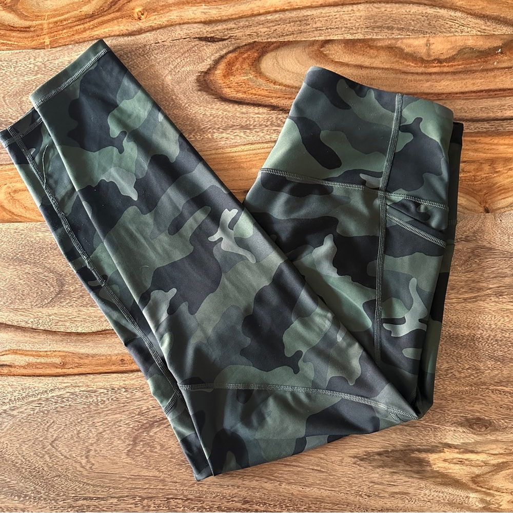Dark Camo Print Old Navy Active Elevate Go Dry Leggings/Yoga Pants side pockets